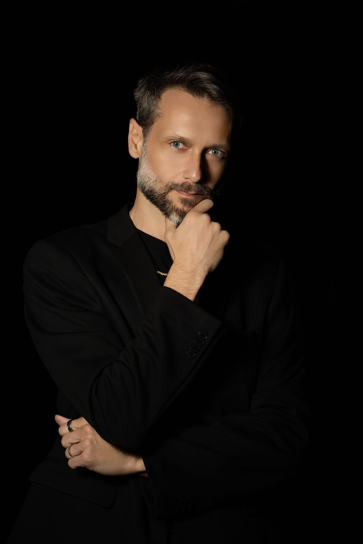 Portrait sur fond noir