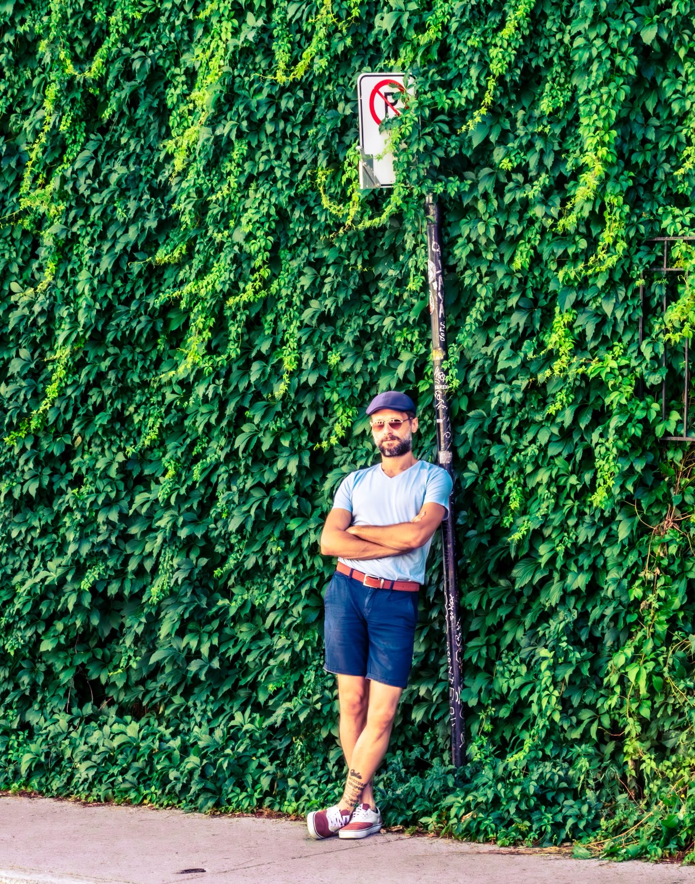 Devant un mur de lierre