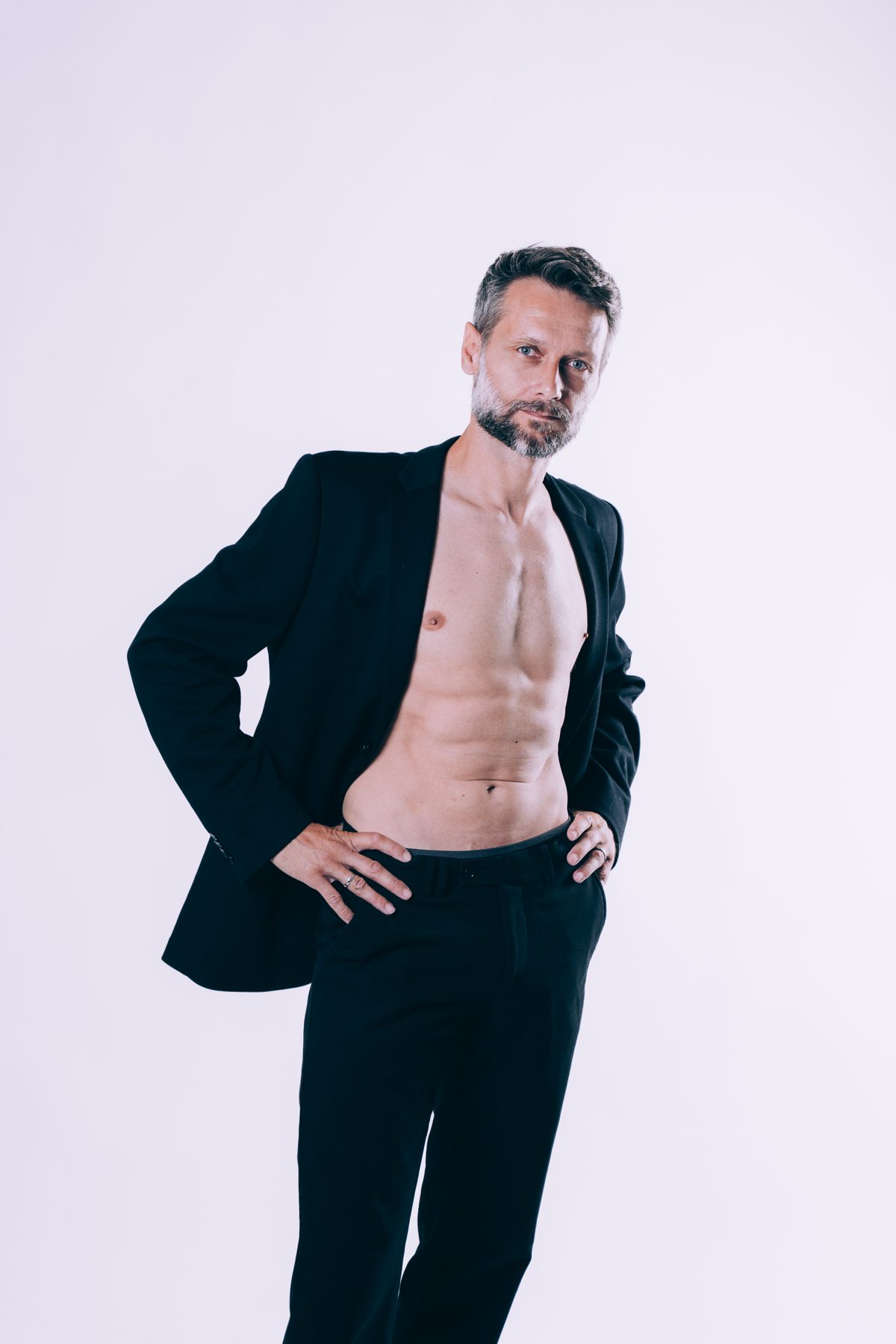 Veste ouverte, main sur la hanche