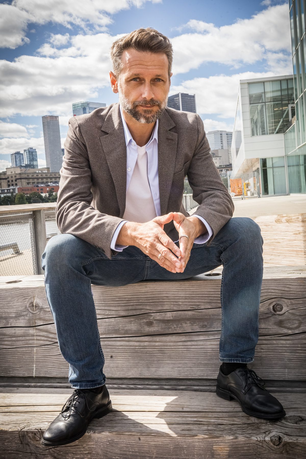 Veste et jean, en extérieur