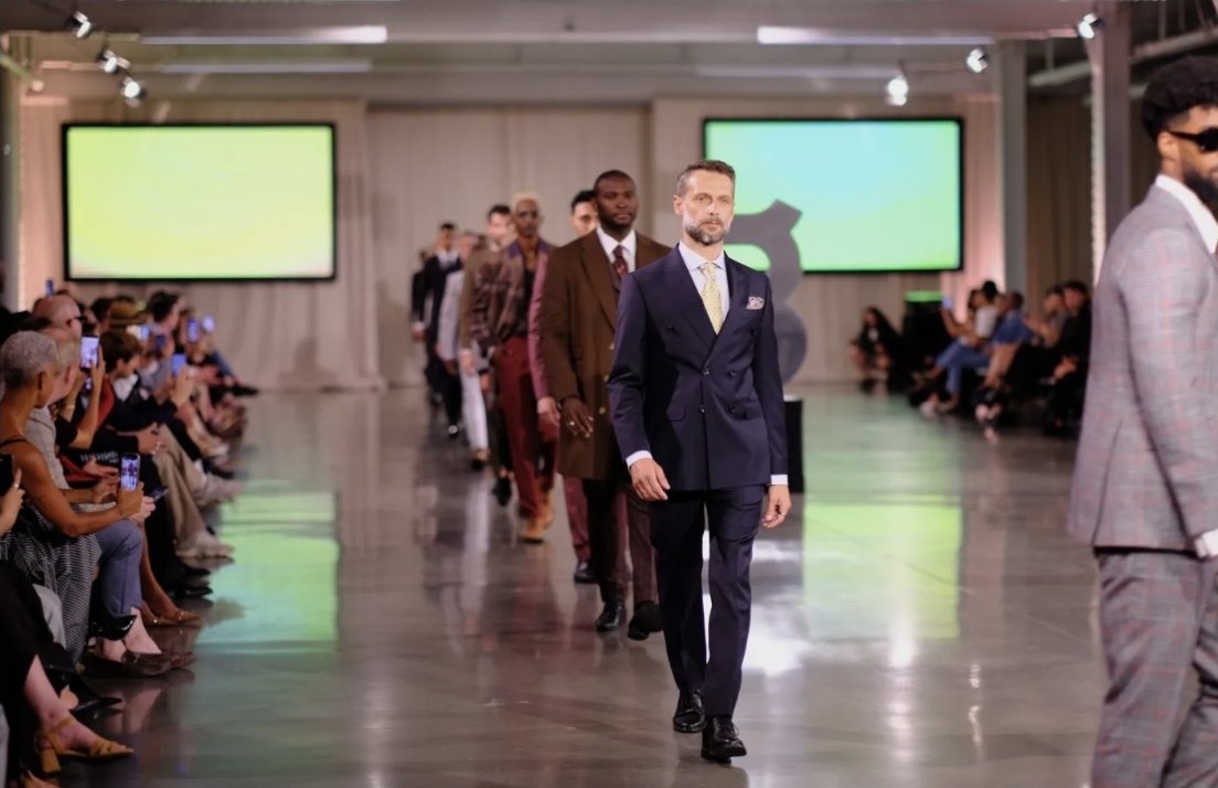 Patrice Labasse en costume bleu marine sur le podium de M3 Mode Masculine Montréal